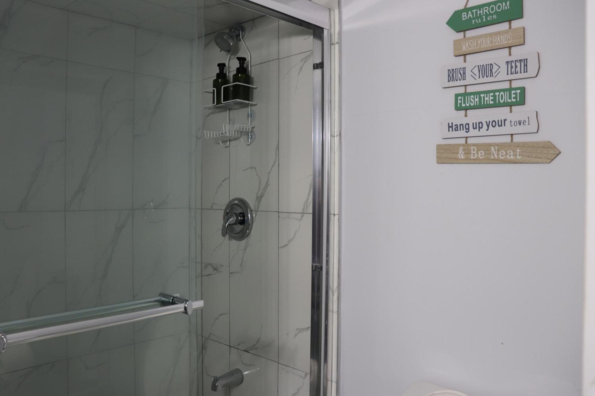 Garden 2 Bedroom Apt - Free Parking Wifi Laundry Workstation แบรมพ์ตัน ภายนอก รูปภาพ